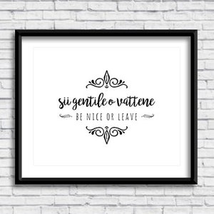 Italienisches Zitat &quot;sii gentile o vattene&quot; PRINTABLE Sign in WHITE, be nice or Leave, italienisches Design, Italia, Sicilia, Phrase, Spruch, Wandkunst