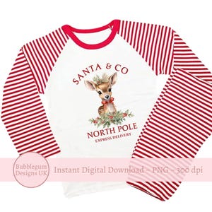 K&ouml;nnte beinhalten: Wei&szlig;er und rot gestreifter Pyjama mit langen &Auml;rmeln und Hosen. Das Oberteil hat eine wei&szlig;e Vorderseite mit einer roten Grafik eines Rehs mit dem Text "SANTA & CO NORTH POLE EXPRESS DELIVERY".