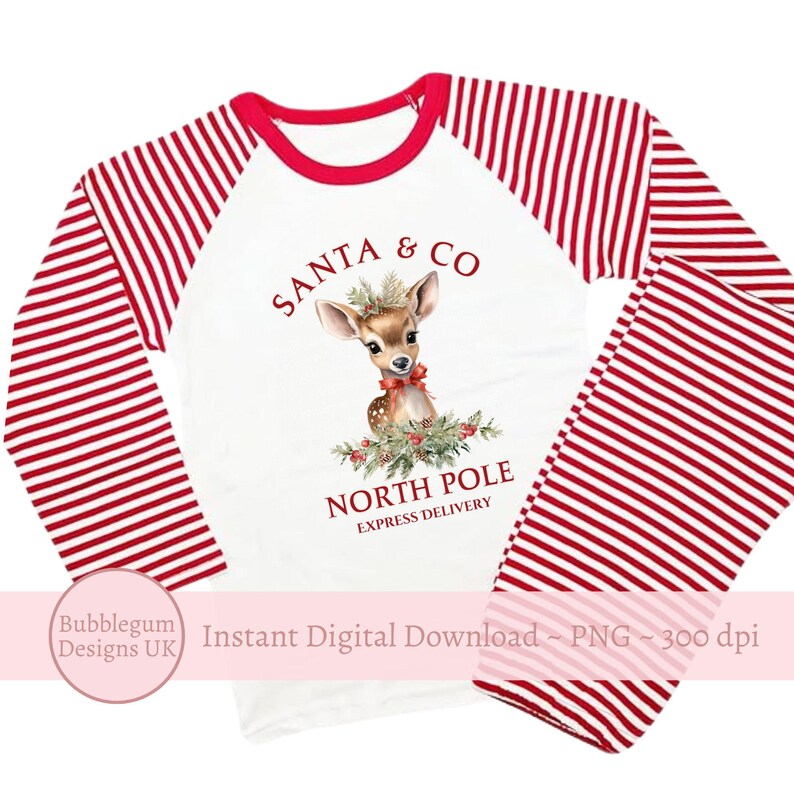 K&ouml;nnte beinhalten: Wei&szlig;er und rot gestreifter Pyjama mit langen &Auml;rmeln und Hosen. Das Oberteil hat eine wei&szlig;e Vorderseite mit einer roten Grafik eines Rehs mit dem Text "SANTA & CO NORTH POLE EXPRESS DELIVERY".