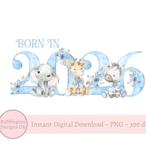 以下が含まれることがあります： 水彩イラスト。青いリボンをつけたゾウ、キリン、シマウマが「Born in 2020」の文字の前にいます。数字は薄い青色で、花のアクセントがあります。画像は柔らかいパステルカラーです。