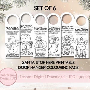 以下が含まれることがあります： クリスマスをテーマにしたイラストが描かれた、印刷可能な白いドアハンガー6個セットです。各ハンガーには、雪だるま、ジンジャーブレッドマン、サンタクロース、靴下、サンタクロース、クリスマスツリーなど、異なるデザインが施されています。テキスト: "SANTA PLEASE STOP HERE FOR"。