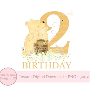 Könnte beinhalten: Eine gelbe Zahl Zwei mit einer Winnie Puuh-Figur, die einen Honigtopf hält. Die Zahl ist von weißen Blumen umgeben und der Text "2nd Birthday".