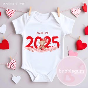 Orsetto e palloncini Primo San Valentino 2025 PNG, Primo San Valentino del bambino Sublimazione, Biglietto di San Valentino per bambini, Download digitale istantaneo