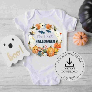 Pode incluir: Macac&atilde;o branco com um design de aquarela de ab&oacute;boras, folhas e um fantasma. O texto "My First Halloween" est&aacute; impresso no macac&atilde;o.