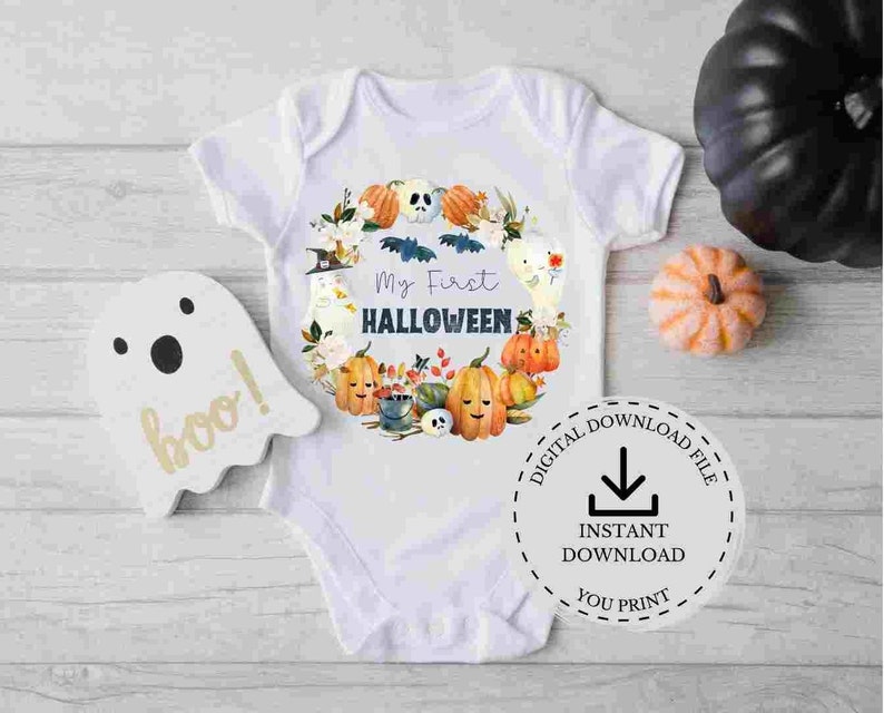 Pode incluir: Macac&atilde;o branco com um design de aquarela de ab&oacute;boras, folhas e um fantasma. O texto "My First Halloween" est&aacute; impresso no macac&atilde;o.
