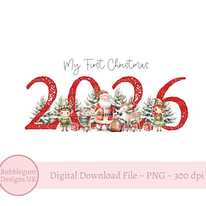 Könnte beinhalten: Ein weihnachtliches digitales Design mit dem Text "My First Christmas 2026". Das Design zeigt den Weihnachtsmann, ein Rentier, Elfen und Weihnachtsbäume. Die Zahlen sind rot und strukturiert, vor weißem Hintergrund.