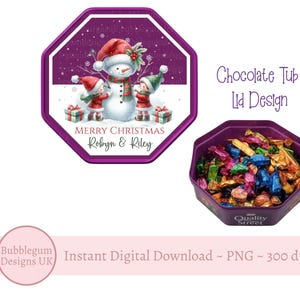 Peut inclure: Un couvercle octogonal violet pour un pot de chocolat, avec un bonhomme de neige et deux enfants en tenue d'hiver, avec le texte "Merry Christmas Robyn & Riley". Un pot de chocolats est montré en dessous.