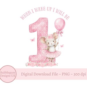 Pode incluir: Uma ilustração digital para o primeiro aniversário. Um número um rosa com bolinhas brancas está ao lado de um rato com um tutu e um balão. O texto diz "WHEN I WAKE UP I WILL BE 1".