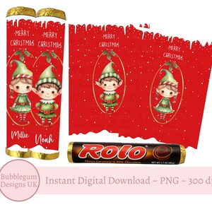 Op de afbeelding: Twee rood-witte kerstchocoladeverpakkingen met een rode achtergrond en witte sneeuwvlokken. De verpakkingen tonen een cartoon-elf met groene kleding en een rode muts. De tekst op de verpakkingen luidt "Merry Christmas". De verpakkingen zijn gepersonaliseerd met de namen "Millie" and "Noah". Een chocolade reep met de tekst "Rolo" is ook inbegrepen.