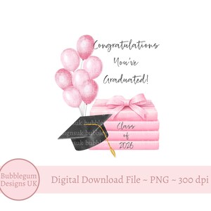 Puede incluir: Un archivo de descarga digital con temática de graduación. La imagen presenta globos rosas, un birrete y una pila de libros rosas atados con un lazo rosa. El texto dice "¡Enhorabuena, te has graduado!" y "Clase de 2026."