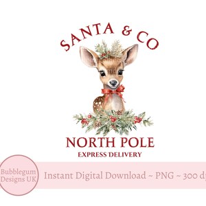 K&ouml;nnte beinhalten: Eine Aquarell-Illustration eines niedlichen Rehs mit einer roten Schleife, umgeben von Kiefern&auml;sten und roten Beeren. Der Text "SANTA & CO NORTH POLE EXPRESS DELIVERY" ist in Rot geschrieben.