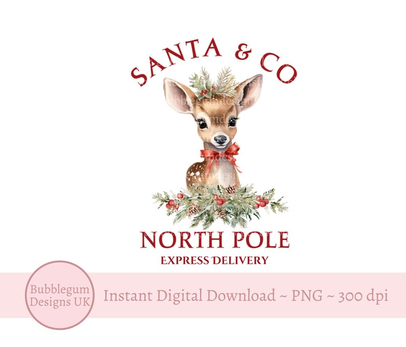 K&ouml;nnte beinhalten: Eine Aquarell-Illustration eines niedlichen Rehs mit einer roten Schleife, umgeben von Kiefern&auml;sten und roten Beeren. Der Text "SANTA & CO NORTH POLE EXPRESS DELIVERY" ist in Rot geschrieben.