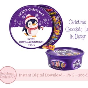 Peut inclure: Conception de couvercle de boîte de chocolats de Noël violette avec un pingouin portant un bonnet et une écharpe de Père Noël, tenant un sucre d'orge. Le couvercle indique « Joyeux Noël » et « Les friandises du compte à rebours de Noël de Katie ».