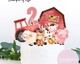 Puede incluir: Un adorno de pastel de tractor rojo y blanco con el número 2, un granero rojo, una vaca, un cerdo, una oveja, un caballo y un pollito. El adorno de pastel está sobre un pastel blanco con un círculo rosa que dice "bubblegum party props".
