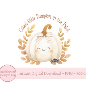 Puede incluir: Ilustración en acuarela de una calabaza blanca sonriente con un tallo marrón y un lazo a rayas. La calabaza está rodeada de hojas de otoño y una pequeña araña. El texto dice "Cutest little Pumpkin in the Patch."
