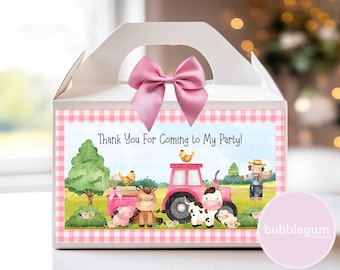 Puede incluir: Caja de regalo de vichy rosa y blanco con un lazo rosa. La caja tiene una escena de granja con un tractor rojo, animales y el texto "¡Gracias por venir a mi fiesta!"