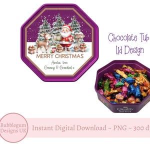 Puede incluir: Diseño de tapa de tarrina de chocolate octogonal morada con temática navideña. La tapa presenta a Papá Noel, un reno, árboles de Navidad y el texto "MERRY CHRISTMAS". La tarrina contiene bombones envueltos de colores.