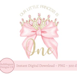Puede incluir: Diseño digital con una corona dorada adornada con gemas rosas y un lazo rosa. El texto "OUR LITTLE PRINCESS IS One" está escrito en oro. Un círculo rosa con texto está en la esquina inferior izquierda.