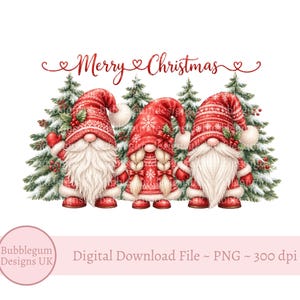 Puede incluir: Tres gnomos con gorros y trajes rojos estampados frente a pinos cubiertos de nieve. Los gnomos tienen largas barbas blancas o trenzas rubias. Sobre ellos, el texto Merry Christmas está escrito en una fuente cursiva roja.