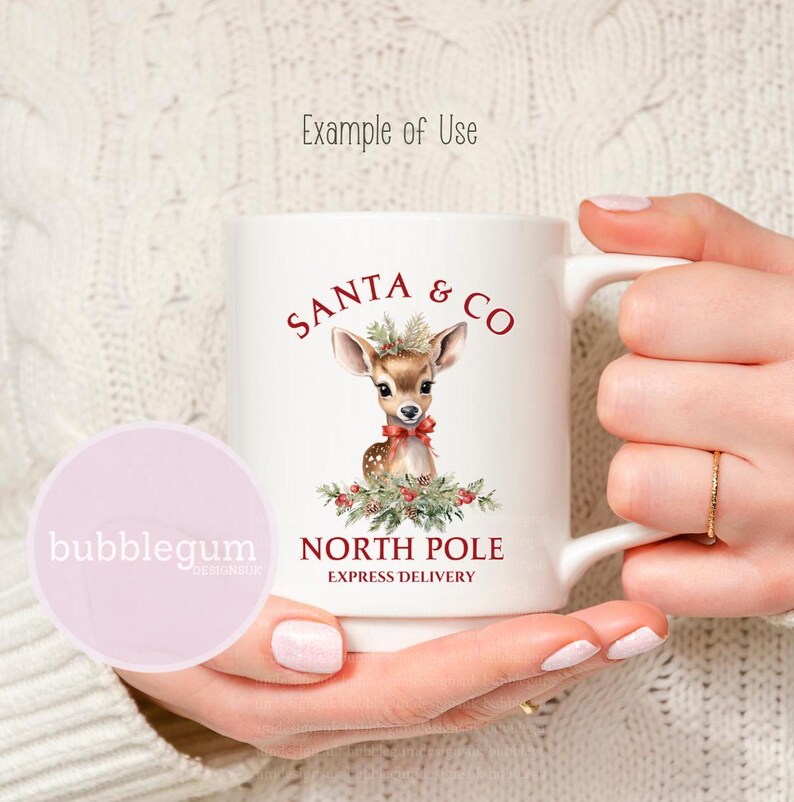 K&ouml;nnte beinhalten: Wei&szlig;e Keramiktasse mit einer roten und wei&szlig;en Illustration eines Rehs mit einer roten Schleife. Der Text "SANTA & CO NORTH POLE EXPRESS DELIVERY" ist in Rot auf die Tasse gedruckt.
