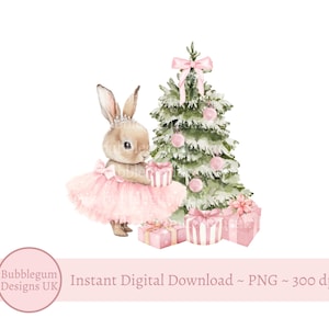 Könnte beinhalten: Aquarell-Illustration eines Häschens mit rosa Tutu und Krone, das ein Geschenk hält. Ein dekorierter Weihnachtsbaum mit rosa Kugeln und Schleifen steht neben mehreren verpackten Geschenken. Das Bild hat eine weiche, pastellfarbene Farbpalette.
