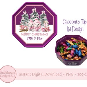 Peut inclure: Un design de couvercle octogonal violet pour un seau de chocolats, avec une scène hivernale de Noël avec des ours polaires, des sapins et le texte "MERRY CHRISTMAS Lottie & Lillie." Un deuxième seau rempli de chocolats est également montré.