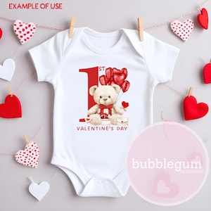 Orsetto di peluche per il primo San Valentino in formato PNG, disegno a sublimazione di orsetto di San Valentino, disegno per maglietta del primo San Valentino del bambino, download digitale
