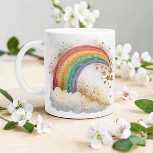 Pode incluir: Caneca de cerâmica branca com um design de arco-íris em aquarela, estrelas douradas e uma nuvem. O arco-íris tem faixas vermelhas, laranja, amarelas, verdes, azuis e roxas. A caneca tem uma alça curva e é cercada por flores brancas.