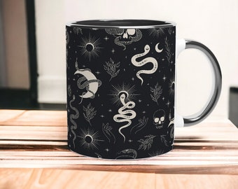 Taza de cerámica Mystical Witchy Moon and Serpents de 11 oz - Diseño intrincado sobre un fondo negro estrellado - Perfecta para cervezas encantadoras