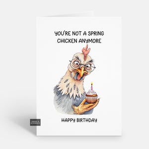 Carte d'anniversaire drôle de poulet de vieillesse avec une plaisanterie effrontée pour lui ou pour elle
