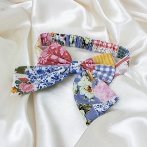 Trapunta patchwork floreale con fiocco per cani