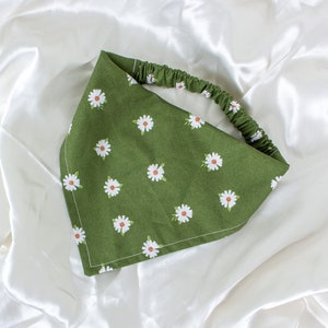 Daisy Floral Dog Bandana, Elegant Flowers Elastic Dog Scarf, Green Pet Handkerchief, Dog Lover Gift, Pet Accessories, Daisy Dog Clothes
