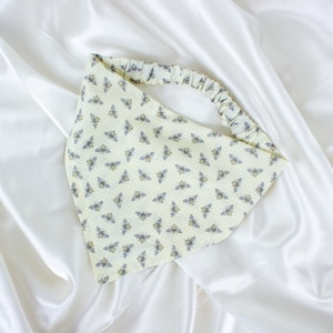 Bandana para perro con diseño de abeja color crema