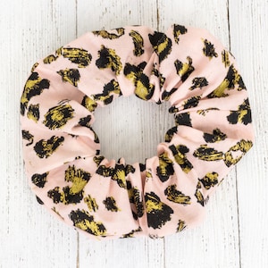 Rosafarbenes Haargummi mit goldfarbenem Cheetah Print