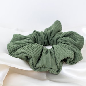 Chouchou côtelé en tricot vert chasseur