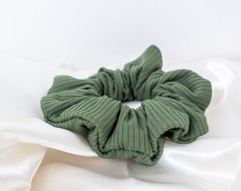 Hunter Green Knit Ribbed Scrunchie, Fall Scrunchy, Gift for Women, Fall Outfit, 90s Clothing, Green Hair Ties