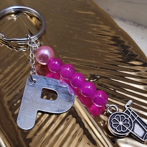 Hand-created keychain, P keychain, pink keychain (letter: P/pink glass beads/lemonade charm)