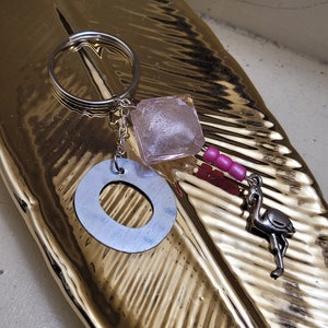 Hand-created keychain, O keychain, pink keychain, flamingo keychain (letter: O/pink glass beads/flamingo charm)