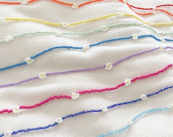 Daisy choker/daisy necklace/daisy bracelet/flower necklace/flower bracelet/dainty jewelry/rainbow jewelry/trendy jewelry/beaded necklaces