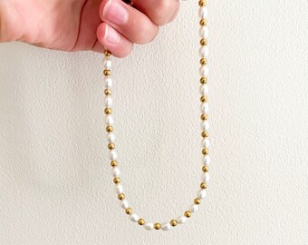 Collier ras de cou perle + perles dorées/collier de perles/collier de perles dorées/bijoux tendance/bijoux délicats/chokers
