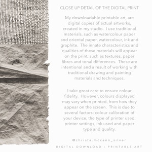 K&ouml;nnte beinhalten: Nahaufnahme eines digitalen Drucks, der die Textur des Papiers zeigt. Der Text lautet: "Meine herunterladbare druckbare Kunst sind digitale Kopien von echten Kunstwerken, die in meinem Atelier entstanden sind. Ich verwende traditionelle Materialien wie Aquarellpapier und orientalisches Papier, Aquarellfarben, Tinte und Graphit. Die inh&auml;renten Eigenschaften und Qualit&auml;ten dieser Materialien werden auf dem Druck erscheinen, wie z. B. Texturen, Papierfasern und Farbunterschiede. Diese sind beabsichtigt und ein Ergebnis der Arbeit mit traditionellen Zeichen- und Maltechniken. Ich achte sehr darauf, die Farbtreue zu gew&auml;hrleisten. Allerdings k&ouml;nnen die angezeigten Farben beim Drucken von der Darstellung auf dem Bildschirm abweichen. Dies liegt an mehreren Faktoren: der Farbkalirierung Ihres Ger&auml;ts, dem verwendeten Druckertyp, den Druckereinstellungen, der verwendeten Tinte und der Art und Qualit&auml;t des Papiers. @christa.mccann_silver DIGITALER DOWNLOAD - DRUCKBARE KUNST"