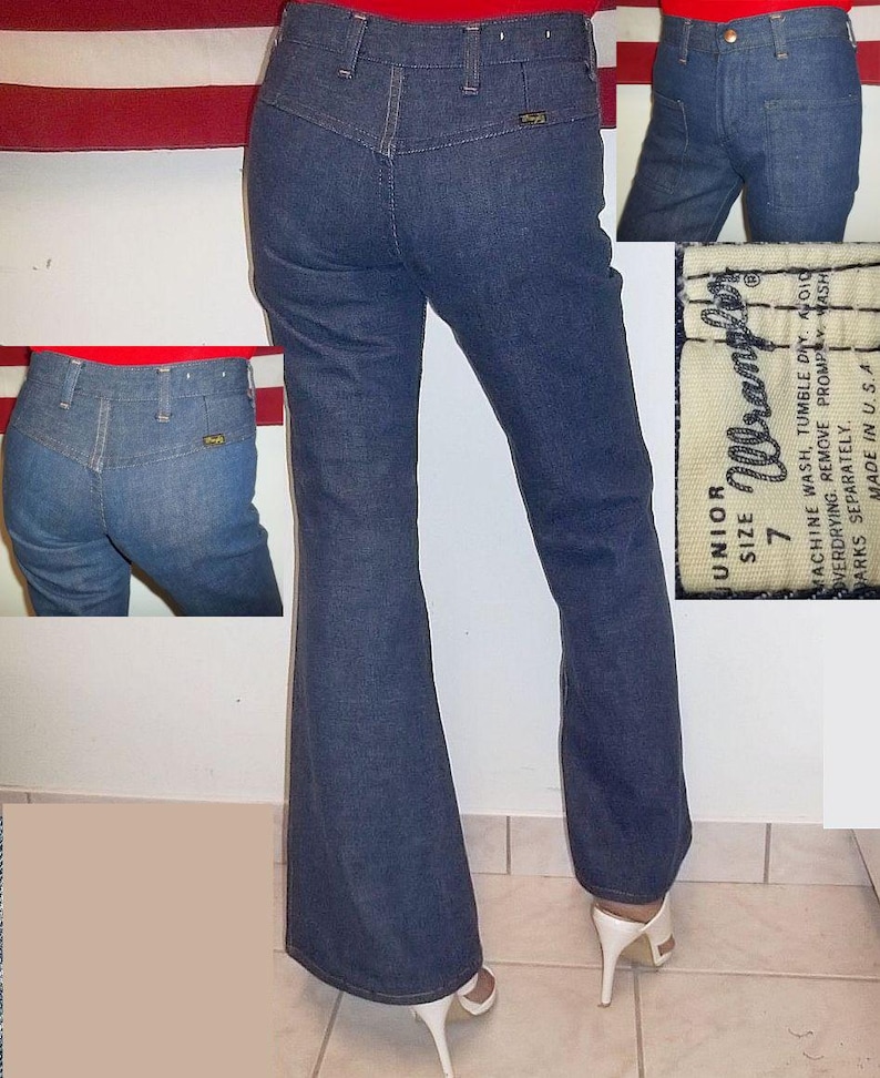 Peut inclure: Jean bleu en denim Wrangler taille junior 7, coupe &eacute;vas&eacute;e. Le jean a une taille haute et une conception classique &agrave; cinq poches. L'&eacute;tiquette est visible, et le jean est fabriqu&eacute; aux &Eacute;tats-Unis. Le mod&egrave;le porte des talons hauts blancs.