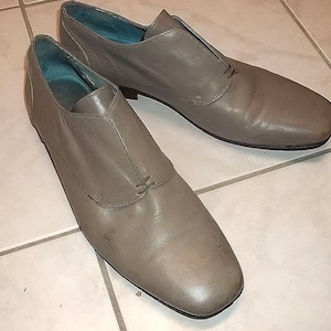 Vintage Fluevog Slip-On Shoes: Szara skóra, rozmiar 11 wąskie – Wyprodukowano w Portugalii