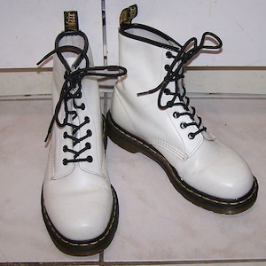 Dr Martens 1460 boots for girls white color lace up bouncing Air Wair soles size UK6 US7 EU38 slightly worn very good free shipping to USA