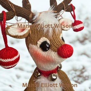Peut inclure: Un renne tricoté à la main avec un nez rouge, des bois bruns et un collier rouge avec des cloches. Le renne a une poitrine blanche et est décoré d'ornements rayés rouges et blancs. Le texte "Mandy Elliott Wilson" est visible.