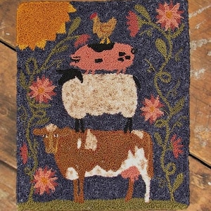 Die alte zerfetzte Flagge ""Farm Friends Large"" ULTRA PUNCH NEEDLE Muster Kuh Schaf Schwein Huhn Sonnenblumen Primitive Punch Needle Muster."
