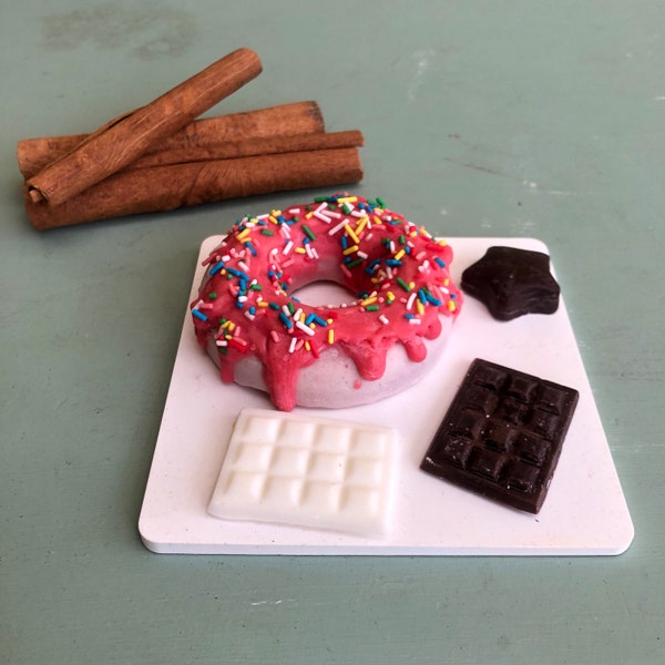 Handwerklicher Schokoladen-Sojawachs-Donut auf Keramikplatte, süße Atmosphäre für Zuhause oder einzigartiges Geschenk