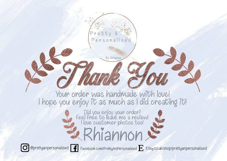K&ouml;nnte beinhalten: Eine Dankeskarte mit einem ros&eacute;goldenen Glitzerdesign und dem Text "Danke" in einer kursiven Schrift. Die Karte enth&auml;lt auch den Text "Deine Bestellung wurde mit Liebe handgefertigt! Ich hoffe, du freust dich genauso dar&uuml;ber wie ich &uuml;ber die Herstellung! Hat dir deine Bestellung gefallen? Hinterlasse gerne eine Bewertung! Ich liebe Kundenfotos! Rhiannon" und Social-Media-Handles f&uuml;r @prettyanpersonalised, Facebook.com/PrettyAnPersonalised und Etsy.co.uk/shop/prettyanpersonalised.