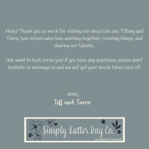 K&ouml;nnte beinhalten: Ein digitales Bild einer textbasierten Werbung f&uuml;r einen Shop namens "Simply Latter Day Co.". Der Text besagt, dass der Shop von zwei Schwestern gef&uuml;hrt wird, die es lieben, zusammenzuarbeiten, Dinge zu kreieren und ihre Talente zu teilen. Der Text ermutigt die Kunden auch, sich bei Fragen an den Shop zu wenden. Der Slogan des Shops lautet "Lds inspired art and prints."