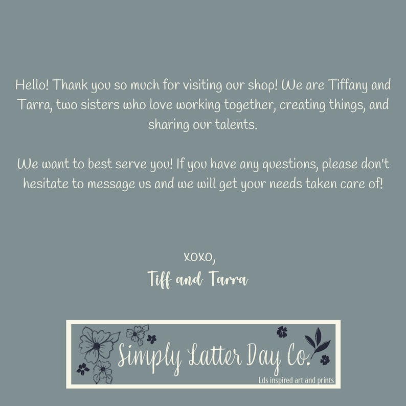 K&ouml;nnte beinhalten: Ein digitales Bild einer textbasierten Werbung f&uuml;r einen Shop namens "Simply Latter Day Co.". Der Text besagt, dass der Shop von zwei Schwestern gef&uuml;hrt wird, die es lieben, zusammenzuarbeiten, Dinge zu kreieren und ihre Talente zu teilen. Der Text ermutigt die Kunden auch, sich bei Fragen an den Shop zu wenden. Der Slogan des Shops lautet "Lds inspired art and prints."